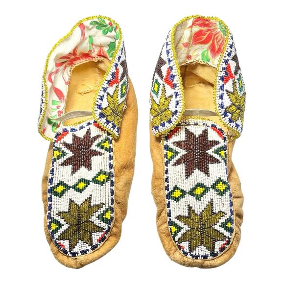 Vintage Handmade Native American Beaded Hide Poinsettia Moccasins Size 9 - Picture 1 of 10